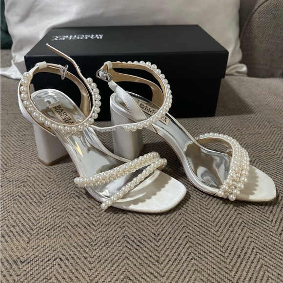 Badgley Mischka Women's Feisty Pearl Detail Block Heel Evening Sandals Size 6 - Picture 6 of 9